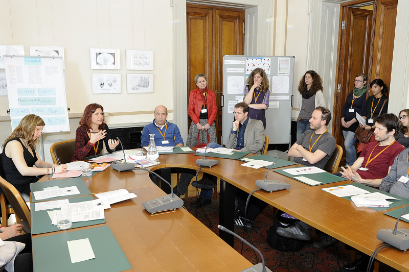 Judith Haberhauer-Stidl am Mikrofon. World-Cafe im Lokal III - Soziale Arbeit als Menschenrechtsprofession: Pflichten ohne Rechte-Rechte ohne Pflichten? 
