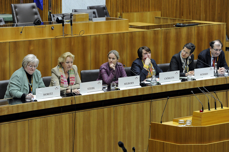 Auf der Regierungsbank v.li. Vorsitzende des OBDS Maria Moritz, Obfrau des Familienausschusses Ridi Maria Steibl, Moderatorin Corinna Milborn, Obfrau des Ausschusses für Arbeit und Soziales Renate Csörgits, Vorarlberger Landesrätin für Soziales Greti Schmid, Dapartmentleiter Soziales FH Campus Wien Heinz Wilfing