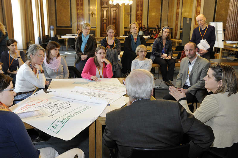 TeilnehmerInnen im Lokal VI. Armut bekämpfen - Ist Mindestsicherung ein effizientes Instrument?