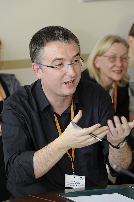 Josef Bakic am Wort. World-Cafe im Lokal II - Ausbildung zur Sozialen Arbeit auf Hochschulniveau - wie weiter?