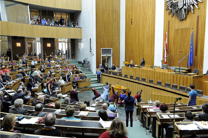 Künstlerische Darbietung von youth group projekts "Tanz der Toleranz"