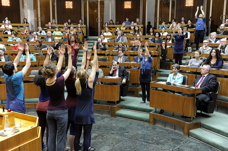 Künstlerische Darbietung von youth group projekts "Tanz der Toleranz"