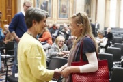 v.li. Nationalratspräsidentin Barbara Prammer begrüßt die Preisträgerin Siglinde Bolbecher