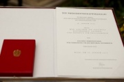 Ehrenzeichen und Urkunde für Preisträgerin Siglinde Bolbecher
