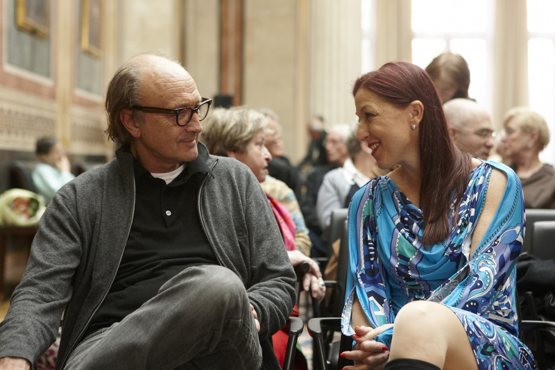 v.li. Schauspieler Miguel Herz-Kestranek im Gespräch mit der Generalsekretärin des Nationalfonds Hannah Lessing