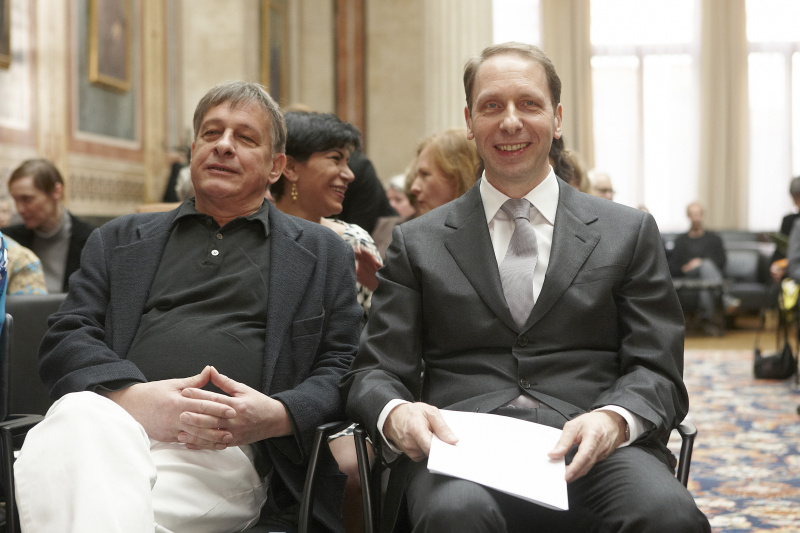 v.li.: Veranstaltungsteilnehmer und Laudator Peter Rössler