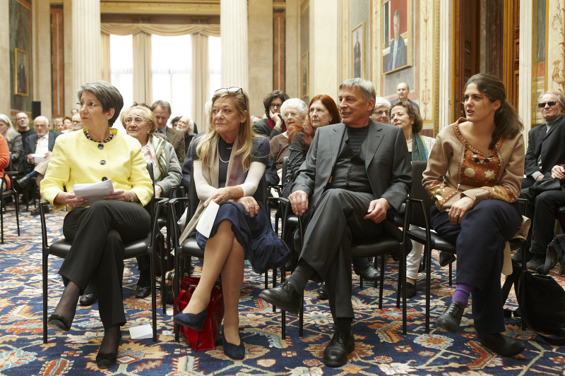 v.li.: Nationalratspräsidentin Barbara Prammer, Preisträgerin Siglinde Bolbecher, ihr Gatte Konstantin Kaiser und ihre Tochter Olivia Kaiser