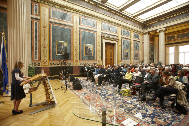 Preisträgerin Siglinde Bolbecher am Rednerpult