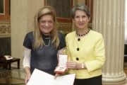 v.li.: Preisträgerin Siglinde Bolbecher und Nationalratspräsidentin Barbara Prammer bei der Ehrenzeichenübergabe