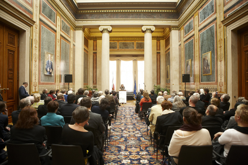 Preisträgerin Siglinde Bolbecher am Rednerpult