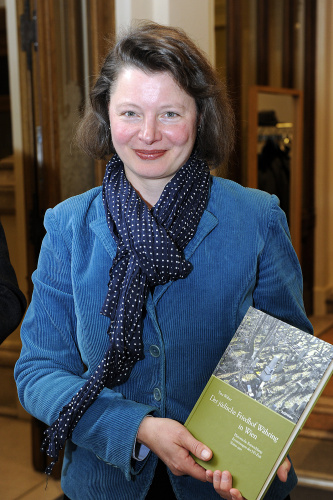 Historikerin Tina Walzer präsentiert das Buch "Der Jüdische Friedhof Währing" Buch