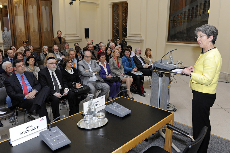 Blick in Richtung VeranstaltungsteilnehmerInnen mit Nationalratspräsidentin Barbara Prammer am Rednerpult (re)