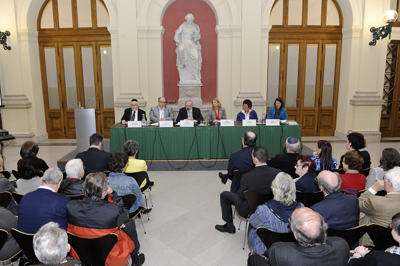 Am Podium v.li.: Oberrabbiner der Israelitischen Kultusgemeinde Wien Paul Chaim Eisenberg, Ehrenpräsident der Israelitischen Kultusgemeinde Ariel Muzicant, Leiter der Abt. Parlamentarische Dokumentation Günther Schefbeck, Präsidentin des Bundesdenkmalamtes Barbara Neubauer,  Präsidentin des Vereins "Helikon" Ida Olga Höfler und Historikerin Tina Walzer