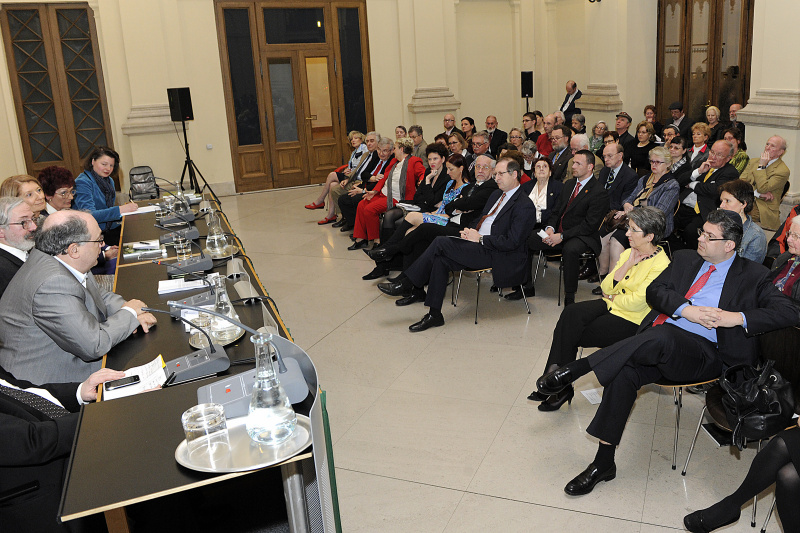 Blick in Richtung VeranstaltungsteilnehmerInnen. Am Podium v.li. Ehrenpräsident der Israelitischen Kultusgemeinde Ariel Muzicant, Leiter der Abt. Parlamentarische Dokumentation Günther Schefbeck, Präsidentin des Bundesdenkmalamtes Barbara Neubauer,  Präsidentin des Vereins "Helikon" Ida Olga Höfler und Historikerin Tina Walzer