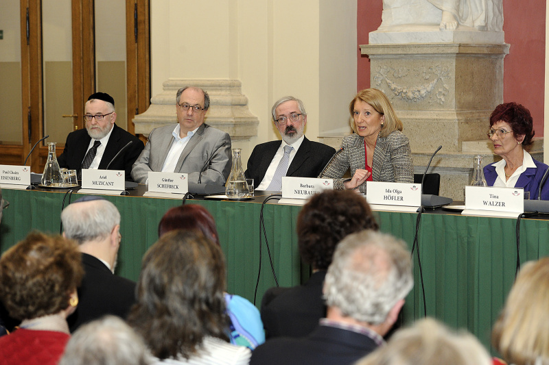 Am Podium v.li.: Oberrabbiner der Israelitischen Kultusgemeinde Wien Paul Chaim Eisenberg, Ehrenpräsident der Israelitischen Kultusgemeinde Ariel Muzicant, Leiter der Abt. Parlamentarische Dokumentation Günther Schefbeck, Präsidentin des Bundesdenkmalamtes Barbara Neubauer,  Präsidentin des Vereins "Helikon" Ida Olga Höfler und Historikerin Tina Walzer