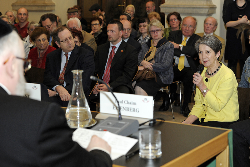 Blick in Richtung VeranstaltungsteilnehmerInnen mit Nationalratspräsidentin Barbara Prammer am Wort