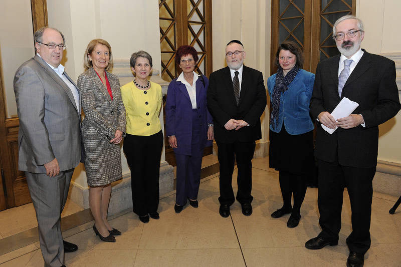 v.li.: Ehrenpräsident der Israelitischen Kultusgemeinde Ariel Muzicant, Präsidentin des Bundesdenkmalamtes Barbara Neubauer, Nationalratspräsidentin Barbara Prammer, Präsidentin des Vereins "Helikon" Ida Olga Höfler, Oberrabbiner der Israelitischen Kultusgemeinde Wien Paul Chaim Eisenberg, Historikerin Tina Walzer und der Leiter der Abt. Parlamentarische Dokumentation Günther Schefbeck