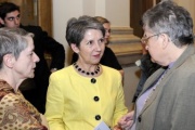 Nationalratspräsidentin Barbara Prammer (Mitte) im Gespräch mit VeranstaltungsteilnehmerInnen