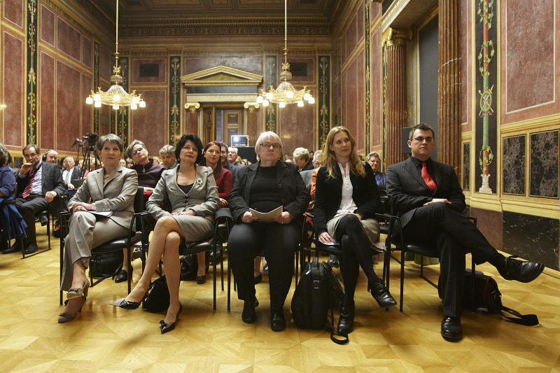 Blick in Richtung VeranstaltungsteilnehmerInnen. Erste Reihe v.li.: Nationalratspräsidentin Barbara Prammer, die Preisträgerinnen Christiane Spiel, Eva Kreisky, Saskia Stachowitch und Preisträger Matthias Falter