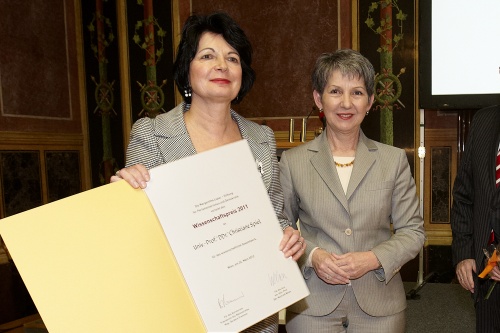 v.li.: Preisträgerin Christiane Spiel und Nationalratspräsidentin Barbara Prammer