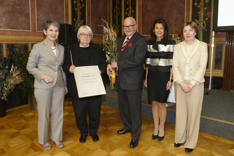 v.li.: Nationalratspräsidentin Barbara Prammer, Preisträgerin Eva Kreisky, Vorsitzender der Jury Manfried Welan, Verfassungsgerichtshofvizepräsidentin Brigitte Bierlein und Jurymitglied Sonja Puntscher-Riekmann