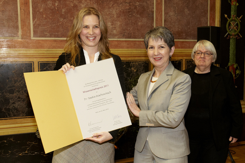 v.li.: Preisträgerin Saskia Stachowitsch, Nationalratspräsidentin Barbara Prammer und Eva Kreisky