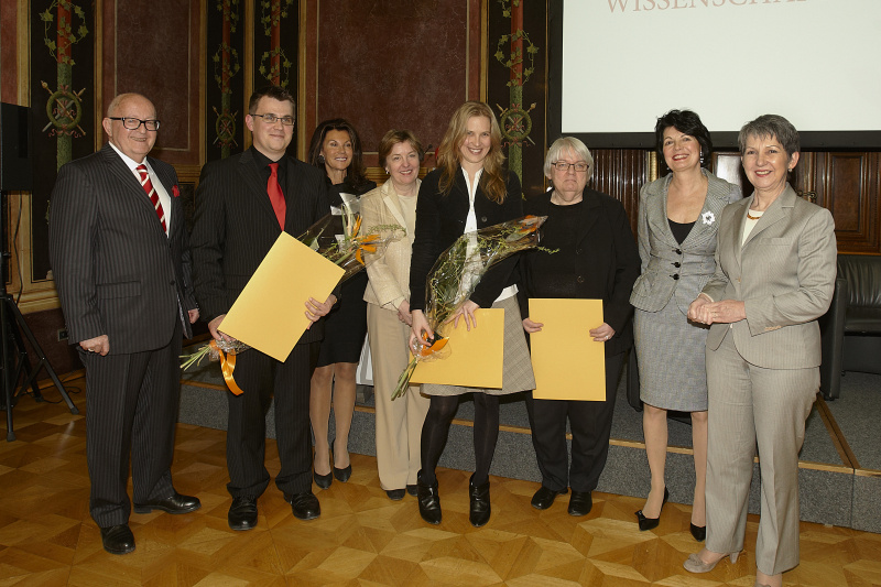 v.li.: Vorsitzender der Jury Manfried Welan, Preisträger Matthias Falter, Verfassungsgerichtshofvizepräsidentin Brigitte Bierlein, Jurymitglied Sonja Puntscher-Riekmann, Preisträgerin Saskia Stachowitsch, Preisträgerin Eva Kreisky, Christiane Spiel und Nationalratspräsidentin Barbara Prammer