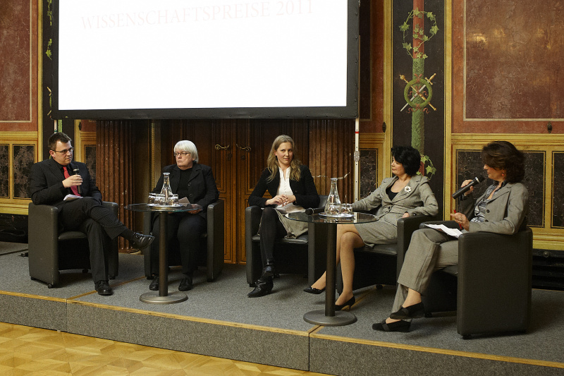Am Podium v.li.: Preisträger Matthias Falter, Preisträgerin Eva Kreisky, Preisträgerin Saskia Stachowitsch, Preisträgerin Christiane Spiel und Moderatorin Patricia Pawlicki