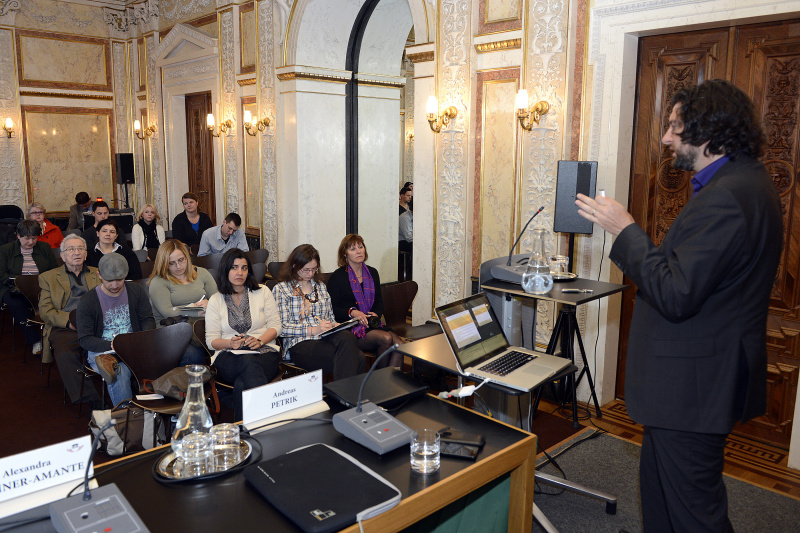 Blick in Richtung VeranstaltungsteilnehmerInnen mit Univ.-Professor Andreas Petrik am Rednerpult