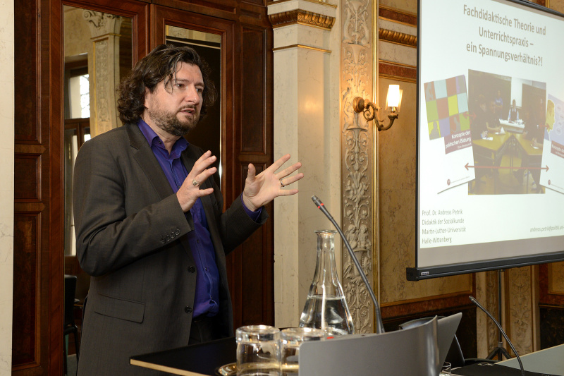 Univ.-Professor Andreas Petrik am Rednerpult
