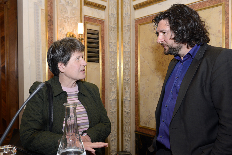 v.li.: Veranstaltungsteilnehmerin und Univ.-Professor Andreas Petrik im Gespräch