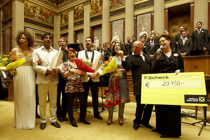 Spendenübergabe v.li.: Lena Gordon, Ramesh Nair, Uwe Kroeger, die Geschäftsführerin von Rainbows Dagmar Bojdunyk-Rack, Clemens Unterrainer, Marialena Fernandes, Alexander Goebel und Nationalratsabgeordnete Christine Marek (V) mit Scheck