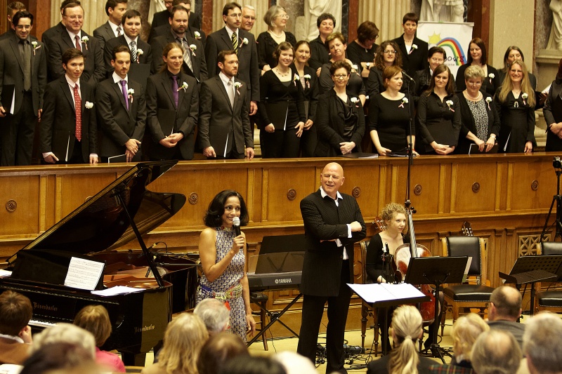 Marialena Fernandes am Mikrofon