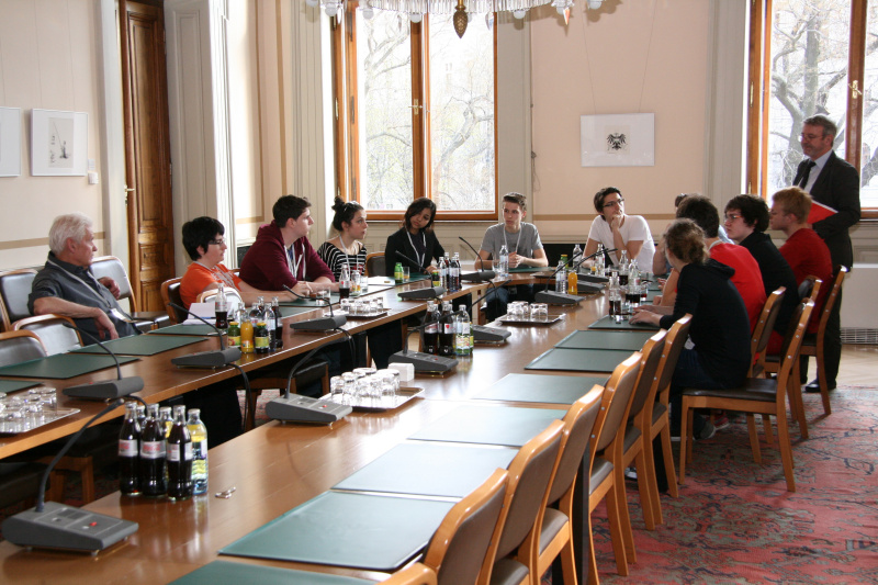 Blick in Richtung VeranstaltungsteilnehmerInnen mit den VertreterInnen der Bürgerinitiative des BRG 18