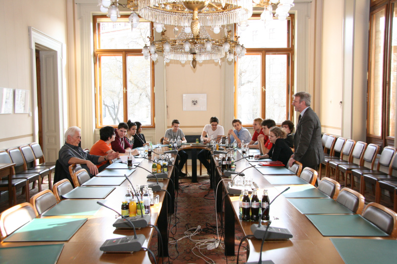 Blick in Richtung VeranstaltungsteilnehmerInnen mit den VertreterInnen der Bürgerinitiative des BRG 18