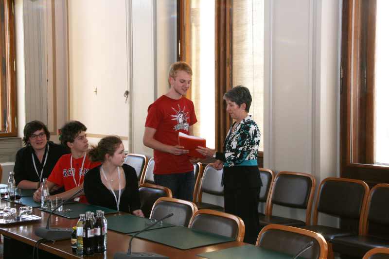 Übergabe der Bürgerinitiative durch einen Vertreter des BRG 18 an Nationalratspräsidentin Barbara Prammer (re)