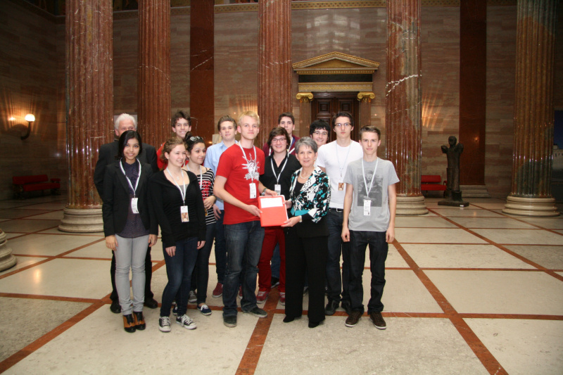 Gruppenbild mit Nationalratspräsidentin Barbara Prammer in der Säulenhalle