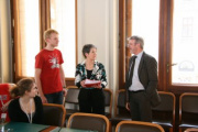 Übergabe der Bürgerinitiative durch einen Vertreter des BRG 18 an Nationalratspräsidentin Barbara Prammer (Mitte)