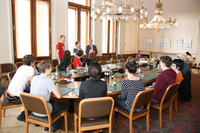 Blick in Richtung VeranstaltungsteilnehmerInnen mit den VertreterInnen der Bürgerinitiative des BRG 18