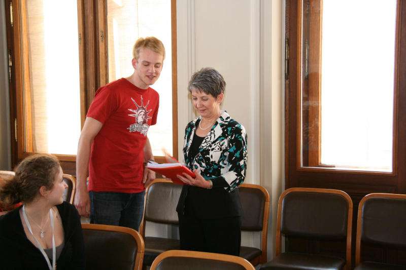 Übergabe der Bürgerinitiative durch einen Vertreter des BRG 18 an Nationalratspräsidentin Barbara Prammer (re)