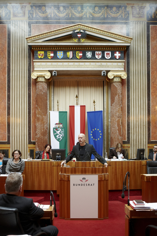 Bundesrat Marco Schreuder (G) am Rednerpult. Im Hintergrund v.li. Ana Blatnik - Schriftführerin. Dienst am Präsidium Dr.in Alice Alsch Harant