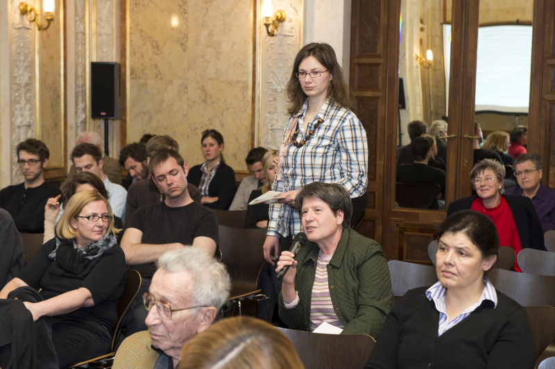 Veranstaltungsteilnehmerin am Wort