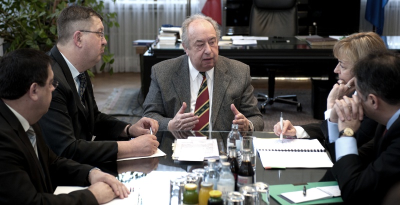 Linke Bildhälfte: Österreichische Delegation. In der Mitte der Zweite Nationalratspräsident Fritz Neugebauer. Rechte Bildhälfte: Kroatische Delegation mit Außenministerin der Republik Kroatien Vesna Pusic