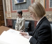 v.li.: Nationalratspräsidentin Barbara Prammer und die Außenministerin der Republik Kroatien Vesna Pusic beim Eintrag in das Gästebuch