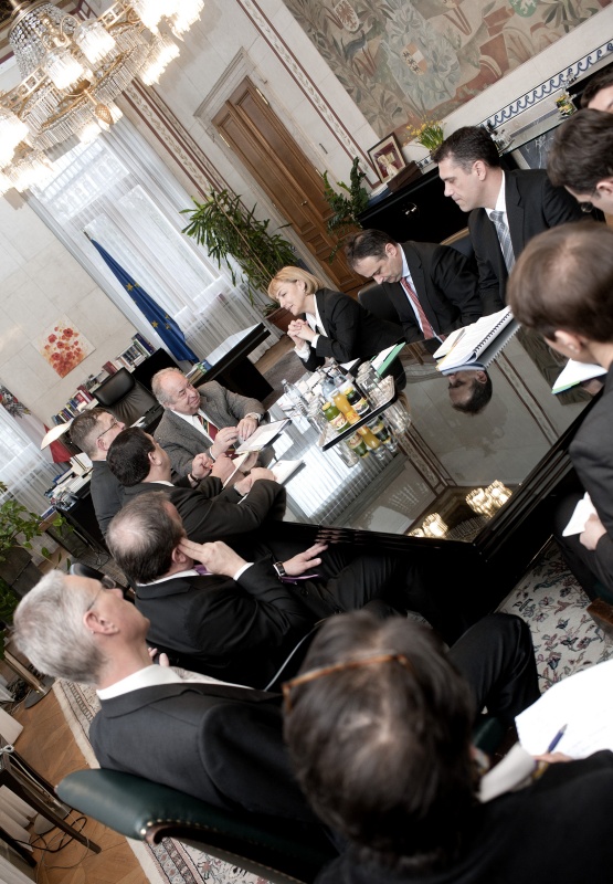 Linke Bildhälfte: Österreichische Delegation. In der Mitte der Zweite Nationalratspräsident Fritz Neugebauer. Rechte Bildhälfte: Kroatische Delegation mit Außenministerin der Republik Kroatien Vesna Pusic