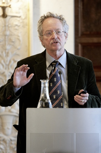 Professor of Political Science University of Iowa Michael S. Lewis-Beck am Rednerpult