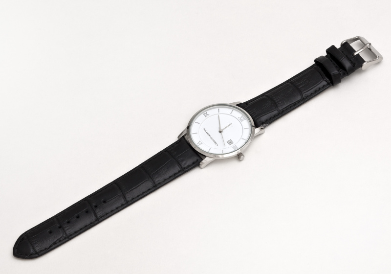 Herrenarmbanduhr mit schwarzem Lederband
