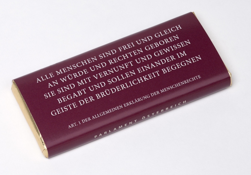 Schokolade mit Schriftzug - Art. 1 Der Allgemeinen Erklärung der Menschenrechte