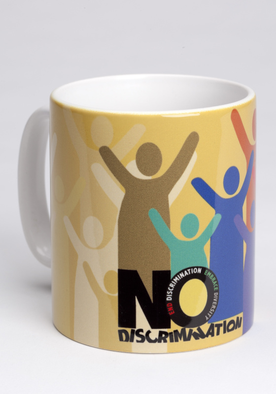 Kaffeetasse mit Schriftzug 'No Discrimination Embrace Diversity'
