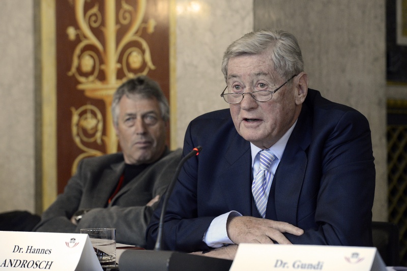 v.li. Pädagogische Hochschule Vorarlberg Peter Fischer und Mitinitiator des 'Volksbegehren Bildungsinitiative' Hannes Androsch am Wort